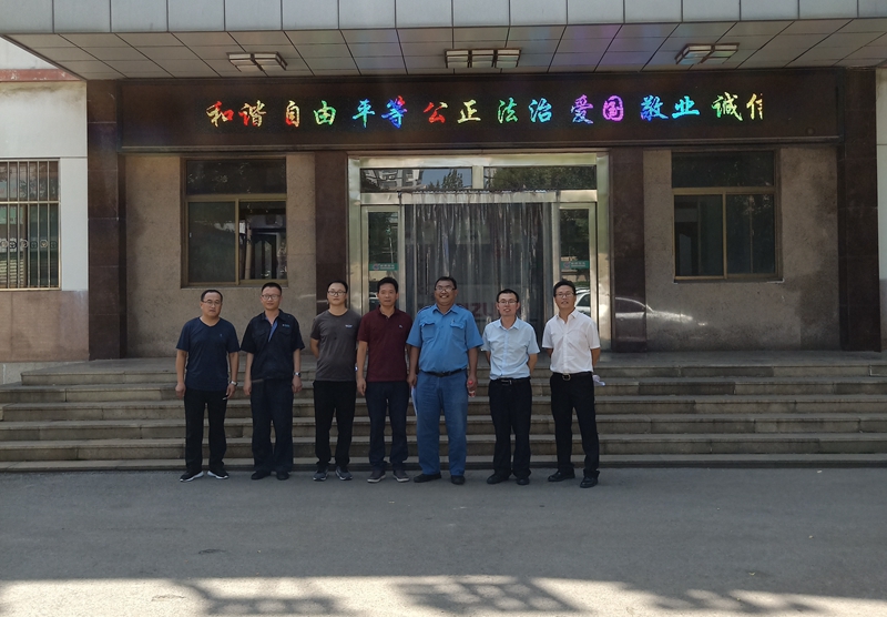 國外客商對(duì)已備貨完成的鉆機(jī)進(jìn)行現(xiàn)場驗(yàn)貨